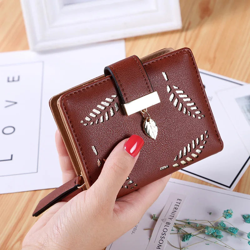 Portefeuille Femme Cuir Court avec Fermeture Éclair - Design Feuille Creuse
